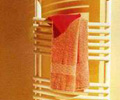 Radiateur �lectrique s�che-serviettes aux tubes ronds et galb�s